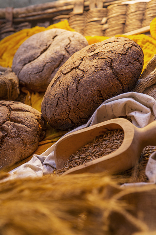 Roggenbrotbacken im Dorfbackofen