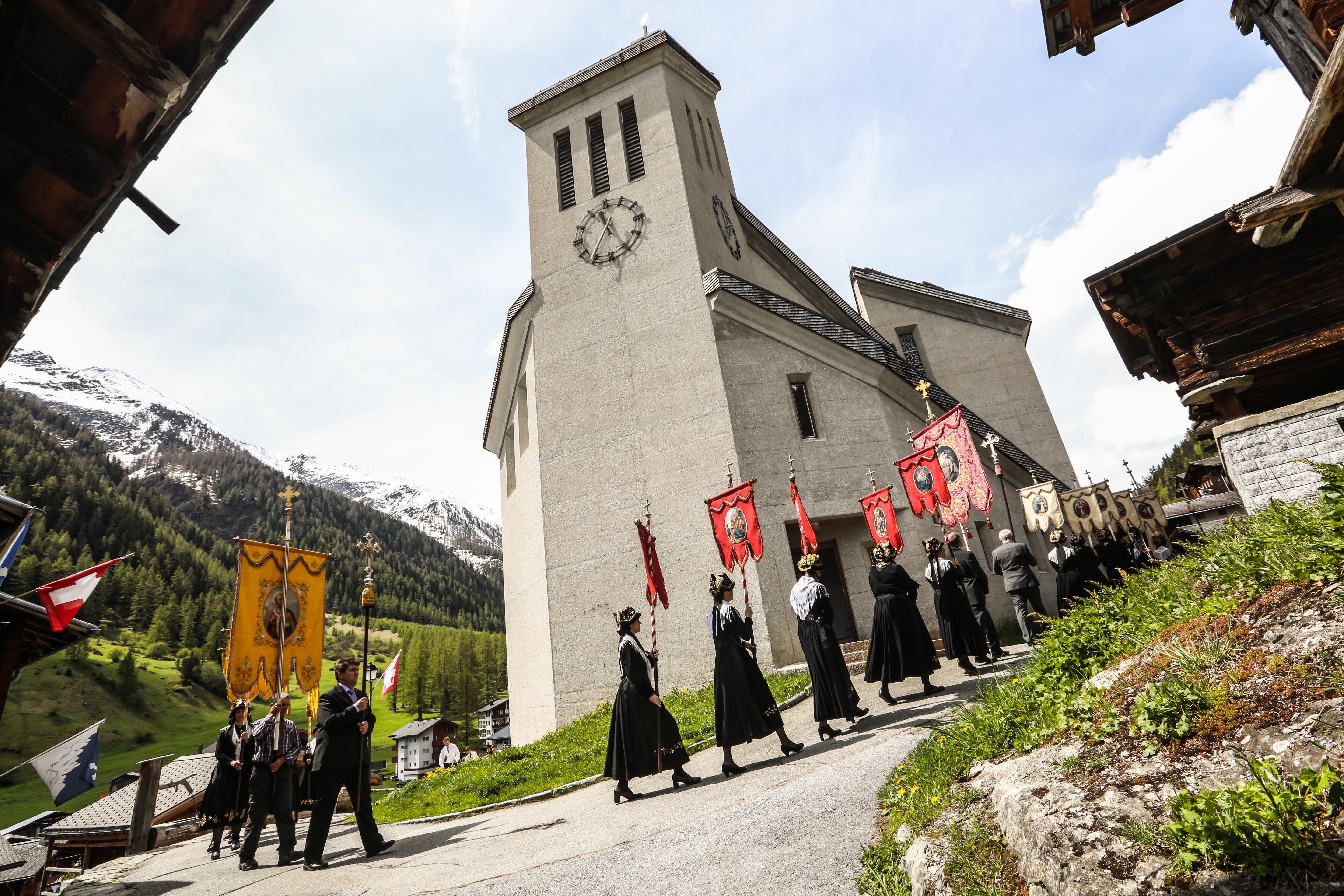 Kirchweihe Blatten mit Aufzug der Herrgottsgrenadiere