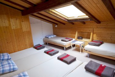 im Sommer: 6er-Zimmer für Gruppen