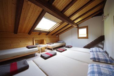 im Sommer: 6er-Zimmer für Gruppen