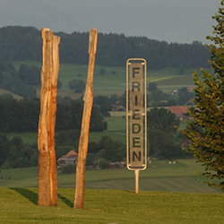 KlosterSkulpturenAusstellung, Der Baum von Lotti Meschter und ein Signal von Davis Birks