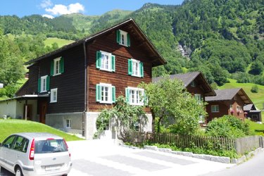Das Glarner Haus (Strickbau): Die Ferienwohnung umfasst das ganze 2. OG
