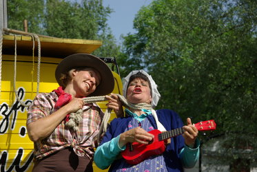 Putzfrau Luise und Jehnny Johnson
